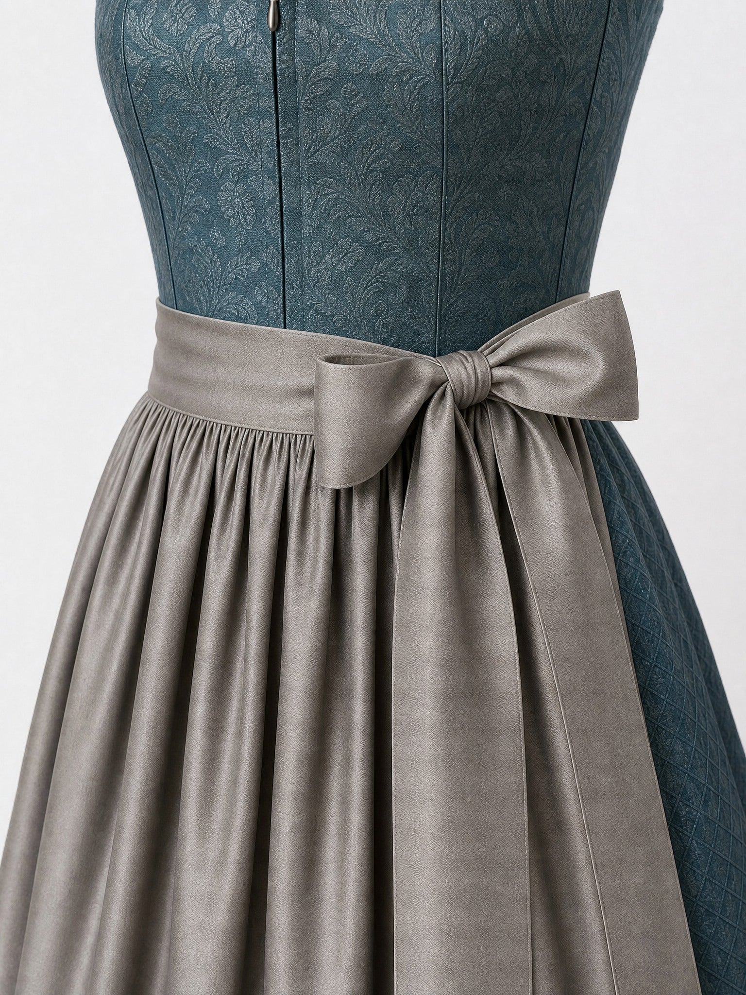 Dirndl Marie in Rauchpetrol mit Pewtergrau Schürze - Detailansicht Taille und Schleife