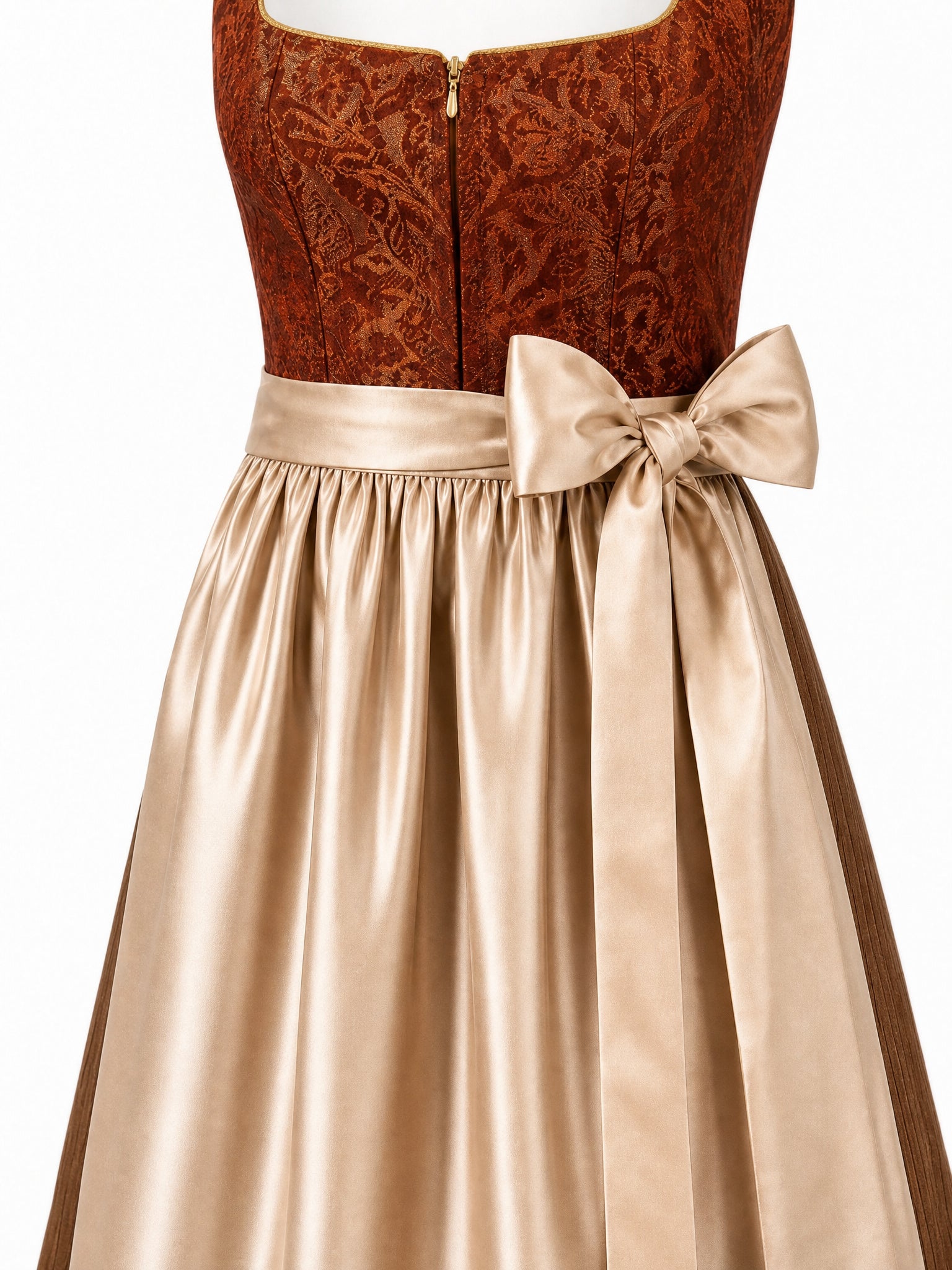 Dirndl Mina in Sienabraun mit Champagner Schürze - Detailansicht Taille und Schleife